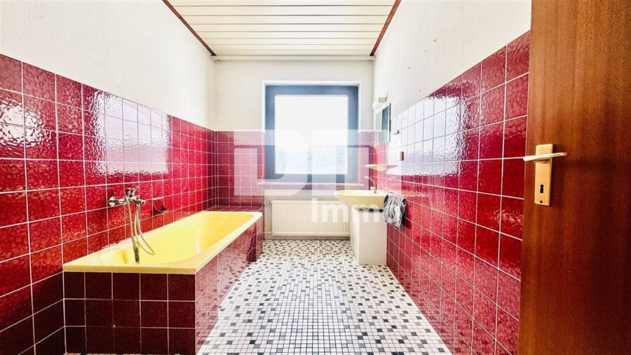 (R)eserviert!Wohn-/Hofensemble mit Einfamilienhaus, 2x Hofgebäude und Bungalow - Bungalow EG Bad / Wanne